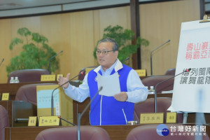 市議員林正峰在總質詢時，建議市府建置「毛小孩之家」，全面收容流浪狗，估計一億六千萬就能解決犬隻傷人等衍生問題。(圖／桃園市議會提供)
