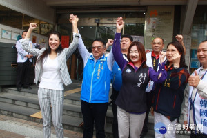 國民黨縣黨部主委楊麗川預祝許淑華馬文君連任成功。（記者扶小萍攝）