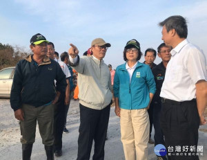 立委蘇治芬邀請農委會副主委陳金壽、漁業署副署長王正芳到箔子寮漁港檢視港口淤積問題，爭取2000萬元經費，在漁港西南向施作實驗性海堤及航道疏浚工程。