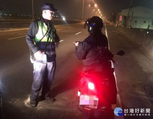 金湖所警員楊宗翰與所長吳濟華巡勤時發現遺落錢包的民眾，發揮為民服務的熱忱，積極協助民眾尋回錢包，深獲民眾肯定與讚許。