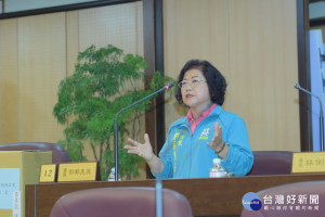 市議員郭蔡美英建議擴大老人福利，增加關懷據點供餐天數。(圖／桃園市議會提供)