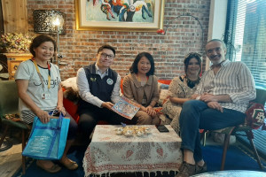 邱吉邇(右)與妻子受邀參與移民節活動。
