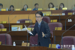 市議員牛煦庭在總質詢批評市府的交通政策「只有亮點、沒有縱深」，並從運輸邏輯、交通研究、停車問題、軌道運輸、公車、自行車等面向提出4項建議