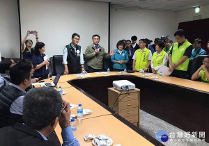 立委蘇治芬、劉建國與農委會主委陳吉仲向農民說明政府並未開放花生進口，切勿聽信謠傳，亦譴責有心人士散佈假消息，嚴重打擊農業、傷害農民的不法行為。