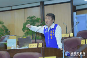 市議員涂權吉反映富岡里被砂石業者傾倒廢土。(圖／桃園市議會提供)