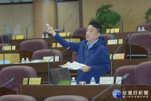 市議員魯明哲爆料桃捷公司標案出現重大瑕疵。(圖／桃園市議會提供)