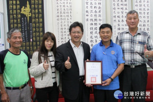 台首大校長戴文雄頒發榮譽狀表揚。