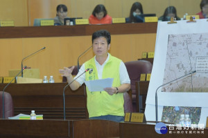 市議員邱佳亮呼籲市府勿放任工廠危害地方。(圖／桃園市議會提供)
