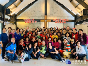 松年大學學員在神岡教會合影。（前排中男士、楊禎禕牧師）