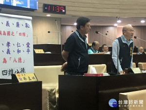 簡賜勝（左）蕭志全等議員要求重視四維八德教育。（記者扶小萍攝）