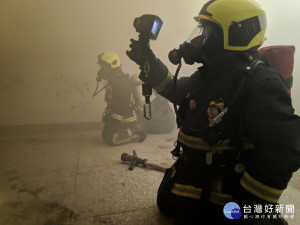 救災救火也得保護自己　中市辦消防員火場生存訓練班