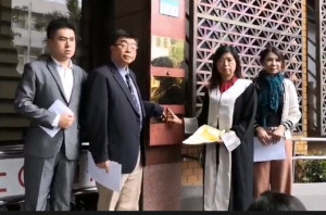 邱毅11月25日現身台北地檢署，對柯文哲提起刑事誹謗罪、意圖使人不當選之訴。（圖／翻攝新黨臉書）