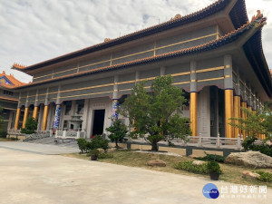 

外埔區無極三清總道院觀音廟懸吊式金碧輝煌令遊客、信眾等各界驚嘆。（記者陳榮昌攝）
