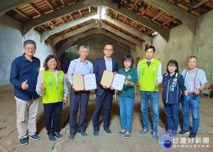 立委蘇治芬邀請in98蔡政宏執行長、台糖陳立人副總經理等，參觀虎尾糖廠廢棄倉庫並簽訂備忘錄，以駁二特區的成功經驗，打造虎尾文創專區。