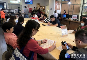 虎尾就業中心辦理現場徵才活動，由於職缺薪資從28K起跳，研發人員更上看60K，吸引不少應徵者爭相卡位，求職者紛紛想把握住第一波甄選活動。