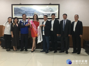 世界美顏小姐高曼容拜會南投縣議會。（記者扶小萍攝）