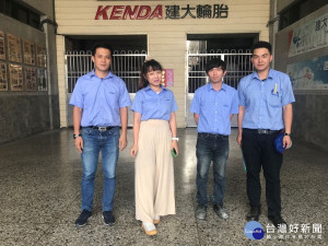 左起為大昱、小君、阿毅、小政，在建大工業任職行政部門及研發部門。