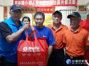 樹人里長邱世昌和志工們在每週二樹林區育林國小午餐用畢時，就會將學生們吃不完的剩菜分裝成愛心餐盒，分送給里內長者及獨居老人