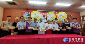 行銷「彰化健康豬肉」 縣長展現廚藝，共創產銷多贏。圖／記者鄧富珍攝