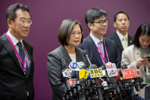 韓國瑜競辦副執行長孫大千列出十大經濟數據，指總統報喜不報憂，點名去年公司解散數增加。金管會主委顧立雄（左1）表示，去年公司解散數增加是為了防制洗錢，與經濟表現無關。（圖／總統府Flickr）