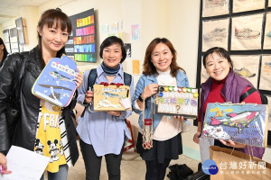 海洋減塑特展移至新泰國小展出，同時呈現社區家長成長團體的減塑低碳課程成果