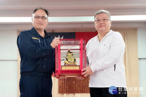 陳昱銘調升北港警分局警務員兼偵查隊副隊長，分局長王立德親自頒發紀念品祝賀榮升，陳昱銘亦由衷感謝各級長官的提攜及同事、家人的支持。