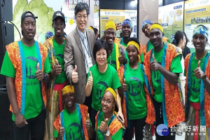 孫惠民副校長為參與師生打氣。