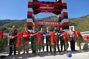 仁愛鄉公所辦理平靜橋興建工程，歷經2年工期，2日上午由縣長林明溱與貴賓一同進行剪綵儀式後，正式通車。
