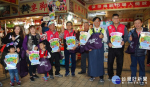 林世賢市長等人在華陽市場宣導自12月14日起展開的親子踅菜場_彰化市公有零售市場年終酬賓活動。