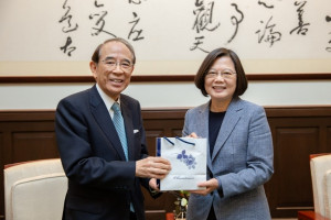 總統蔡英文（右）今3日接見日本台灣交流協會會長大橋光夫（左）時表示，期盼在大橋會長的支持與協助下，促使雙方洽談「跨太平洋夥伴全面進步協定」（CPTPP），讓台日夥伴關係能夠更深化、更全面，以共同因應區域內的各種挑戰。（圖／總統府Flickr）