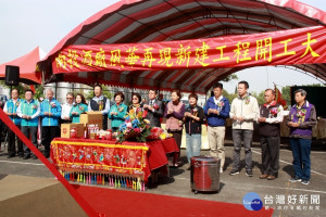 來賓上香為南投酒廠風華再現動土。（記者扶小萍攝）