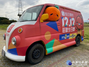 蝦皮直播「12.12狂歡生日慶」升級推出慶生特輯，力邀新生代男神楊孟霖、施柏宇駕駛蝦皮生日胖卡前進校園，線上更將狂灑限量購物金、蝦幣。