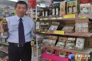 黃政村總幹事積極行銷胡麻產品，確保農民收益。 