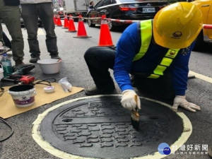 提升道路行車安全　北市積極推動人孔蓋抗滑性能