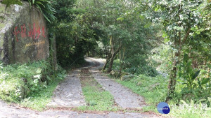 華山咖啡文學步道，邊走邊看當地的咖啡文學詩句。（圖／記者王丰禾攝）