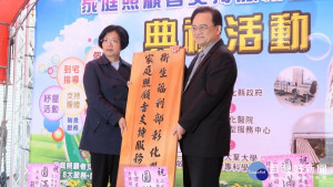 王惠美縣長授牌予謝文淮。