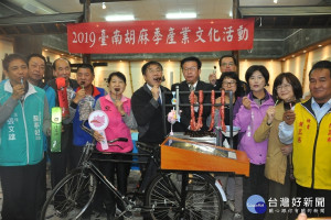 市長黃偉哲等品嚐新產品黑芝麻香腸。