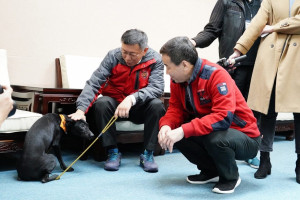 柯文哲進到貴賓室時一看到「柯黑」長得這麼大，直笑說這是「護國神犬」。