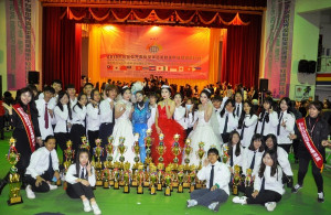 台東東公高工美容美髮科30多位學生從後山繞了半個台灣來到彰化用技藝搶獎盃。圖／記者鄧富珍攝