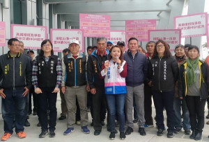 立委候選人張嘉郡與支持者在高鐵雲林站宣示當選立委一定全力爭取增班及免費接駁車系統，已故立委林明義之子林谷皇特別獻花，感謝張嘉郡完成父親遺願。