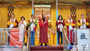 世界佛教正心會行動佛殿66站新竹普天宮停車場，該會指導上師恆性嘉措仁波且(右四)感謝所有貴賓蒞臨祈福，新竹市議員曾資程(右五)、新竹地檢署謝淑嫻觀護人(右三)、綠水里里長黃千芳(右六)。