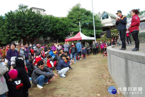彰化市立幼兒園邀請消防人員向幼兒與家長宣導。
