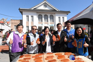 港邊烏魚樂時節在鹿港公會堂前熱鬧開幕。左起為農業處長邱奕志、彰化區漁會總幹事陳諸讚、縣長王惠美、鹿港鎮長許志宏、立委柯呈坊、縣議員涂淑媚。