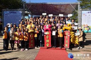 無窮世代寒冬送暖獅子傳愛公益園遊會，縣長王惠美與冤個主辦國際獅子會合影，並感謝他們為家扶兒的無私奉獻。