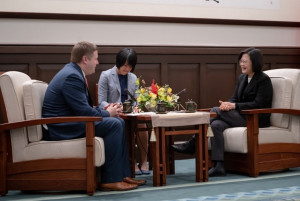 總統蔡英文今（9）日接見美國商務部主管全球市場助理部長史宜恩（Ian Steff）時表示，，期盼台美簽署高標準的雙邊貿易協定（BTA），以確保可靠及安全的供應鏈，也可為雙方經濟成長注入新動能，促進經濟成長和繁榮。（圖／總統府Flickr）