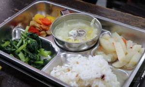 縣府將研議以區域共同廚房供應營養午餐。