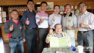 將軍區苓和國小畢業的南元休閒農場董事長吳天素（前排）。