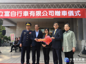 立富董事長蕭智元（右二）伉儷親捐贈車鑰。（記者扶小萍攝）