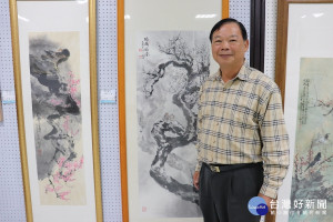 唐龍才老師與畫作合影。