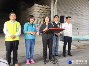 為照顧雲林的花生農，立委蘇治芬邀請蔡英文總統視察花生收購情形，決議花生40元保價收購將延期至年底，給農民安心過好年。